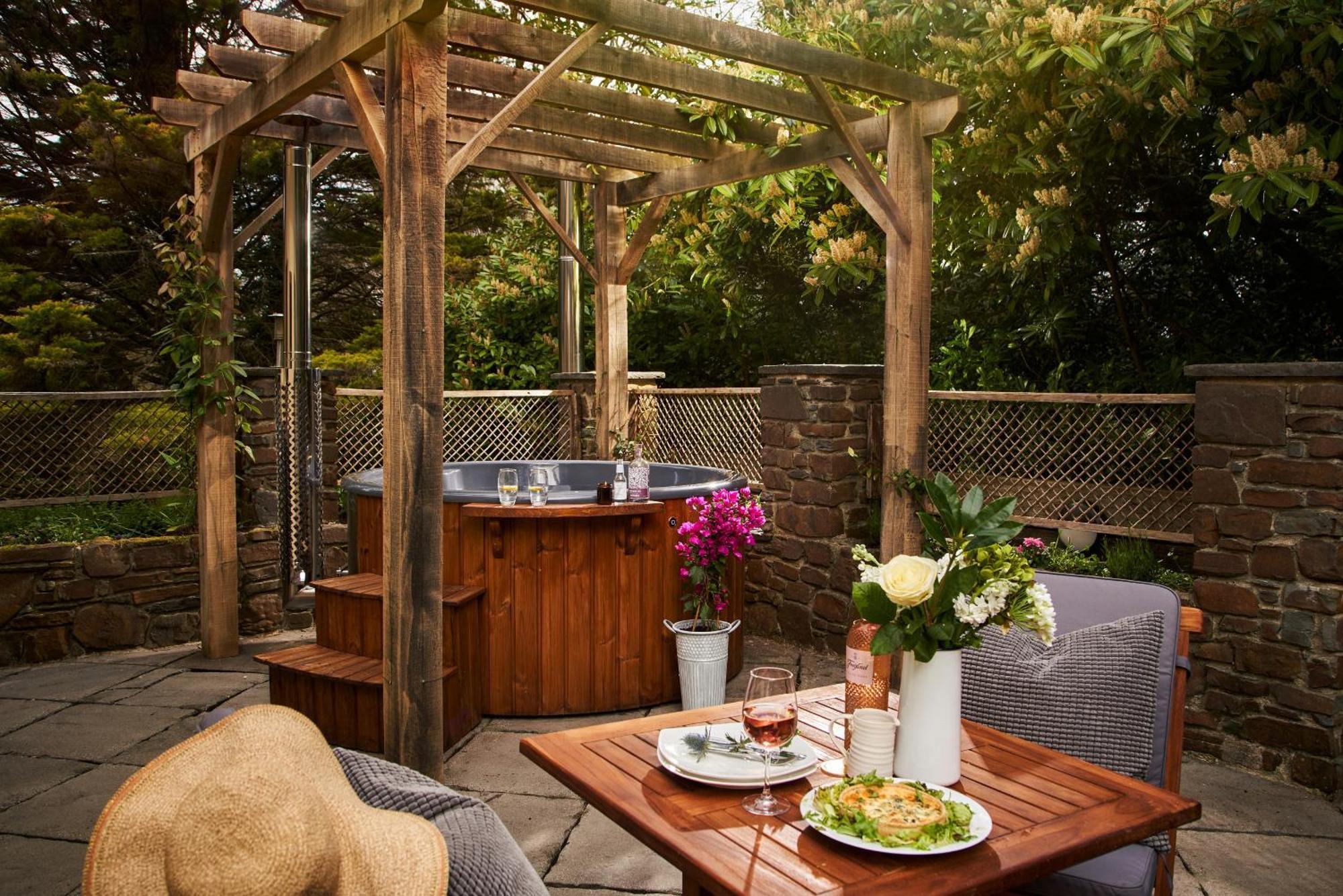 Swifts Return - With Hot Tub, Sauna And Indoor Pool Apartment Exeter
